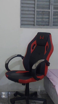 Sorellastra si cambia vicino al fratellastro e finisce per scoparla sulla sedia del gamer.