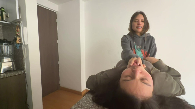 scarlettandc: İşe gitmeden önce bir lezbiyen beni yönetiyor