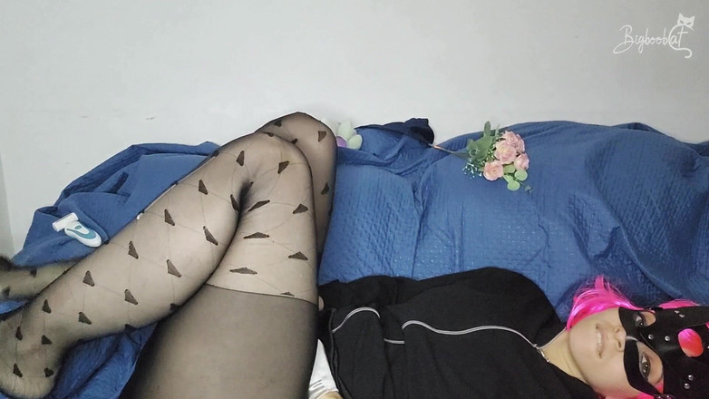 BigBoobCat: Tonton saya mengusik tetek besar saya semasa memakai pelitup kecil...