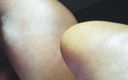 Dzaddy long strokes: Sexy milf muestra grandes tetas y dedos en el coño