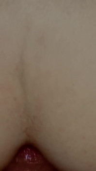 Zralá zadek děvka dostane její zadek tvrdě ošukaný a naplněný mrdkou a má hlasitý anální prd konec!