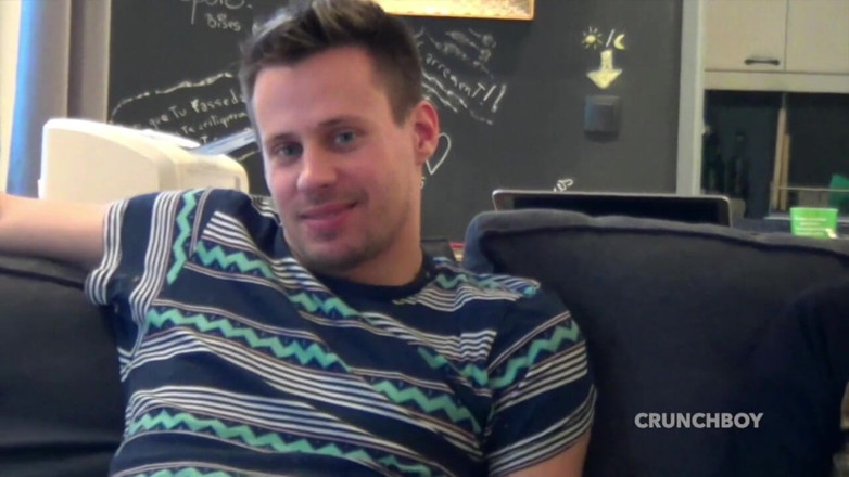 Gaybareback: Filip se fait baiser sans capote par un haut Français...