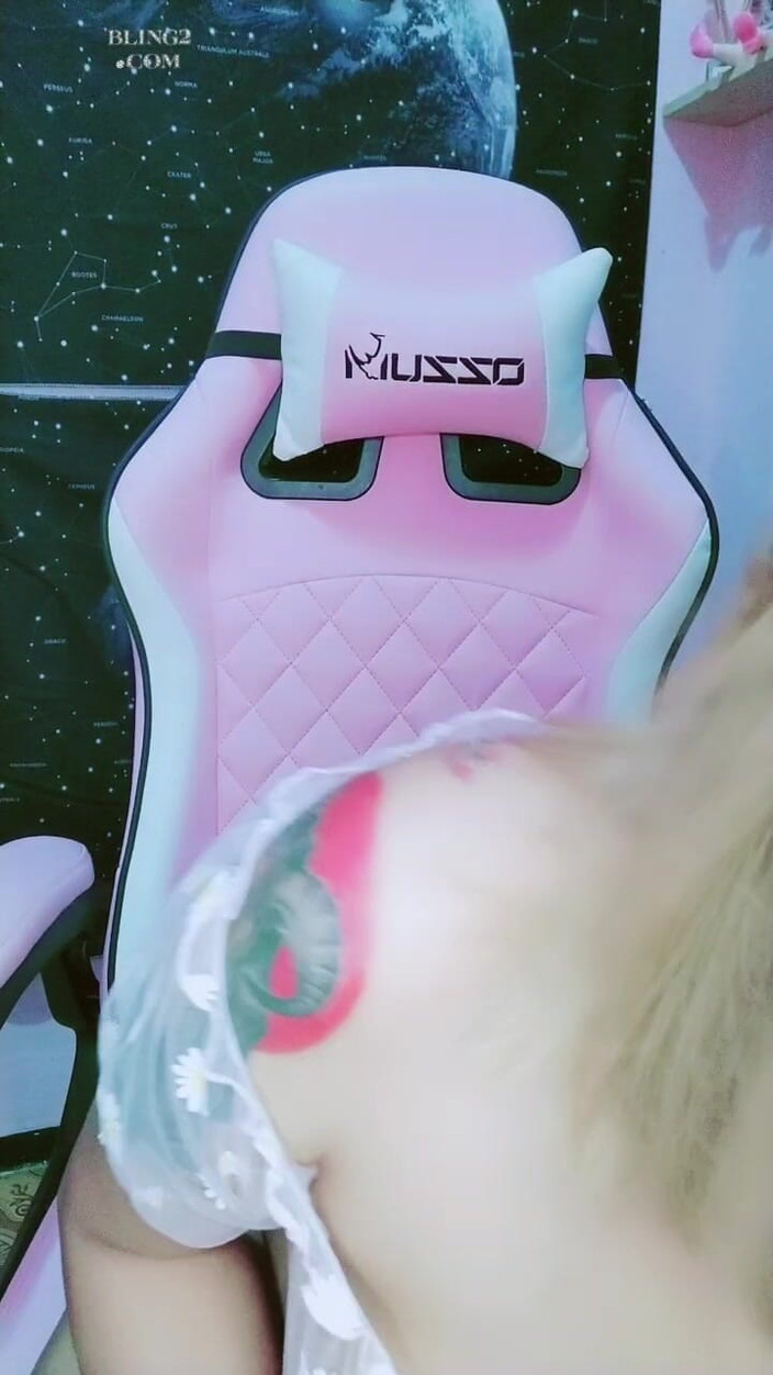 Awlunna exclusive: सेक्सी लड़की फुहार निकलने तक हस्तमैथुन करती है