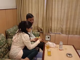 Hindi-Sex: 温泉はインドの女の子に乗って彼女のボーイフレンドコック