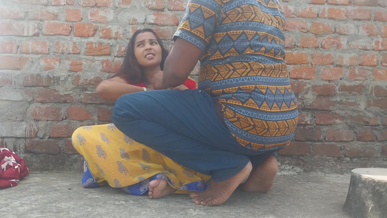 Pooja raniji: Deshi Pooja Bhabhi Come in Oldest House Chhat Fast Floor...