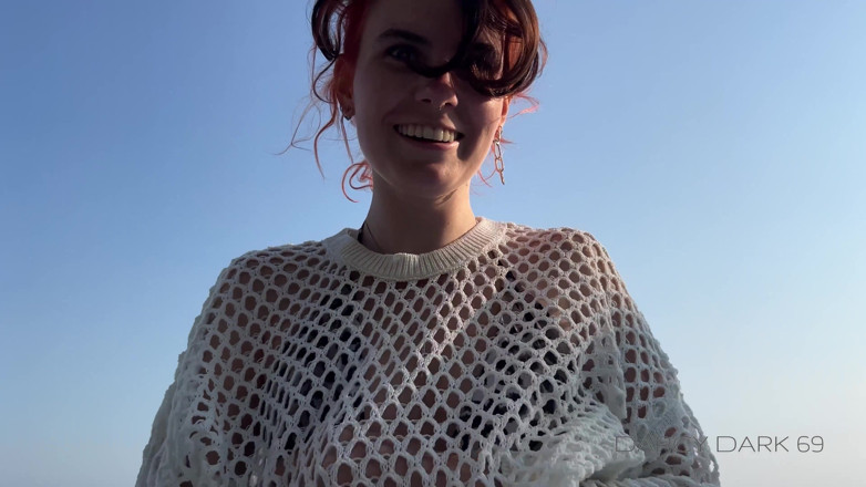 Darcy Dark: Ketemu orang asing di pantai