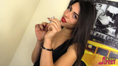 Smokin Fetish: สาวรุ่นร้อนในชุดชั้นในเซ็กซี่กับรองเท้าส้นสูง สูบซิการ์ต์เสียวๆ