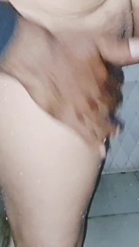 Nhìn thấy Bhabhi đang tắm trong phòng tắm, tôi đã đụ cô ấy