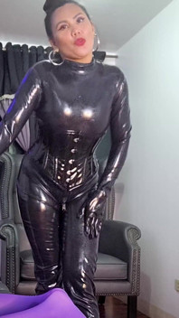 Stăpâna dominatoare în latex își antrenează anal curva efeminată