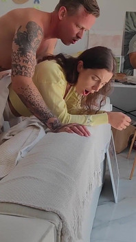 Da bunda à boca! A esposa do meu amigo me seduziu. Mas eu não tenho camisinha.