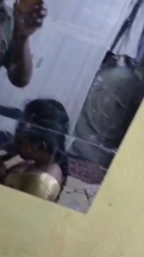 kaaiya: Żona z Sari klęka blow job