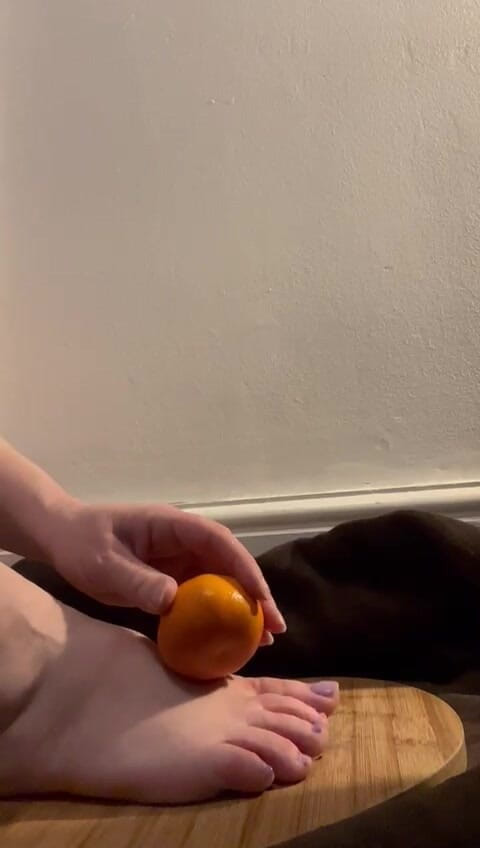 MeandMrs: Cewek nakal dengan kaki jenjang dan oranye ini dientot habis-habisan...