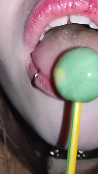 Marishka montre comment elle suce une bite sur l'exemple de chupachups