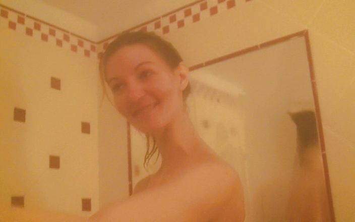 All Those Girlfriends: Vanessa Y.在淋浴时玩弄她的胸部和阴户
