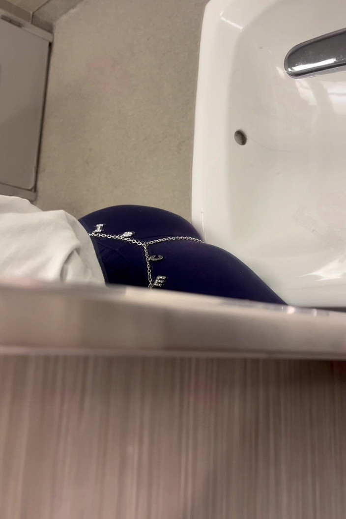 Anye Meshell: Pizdă cu pișare