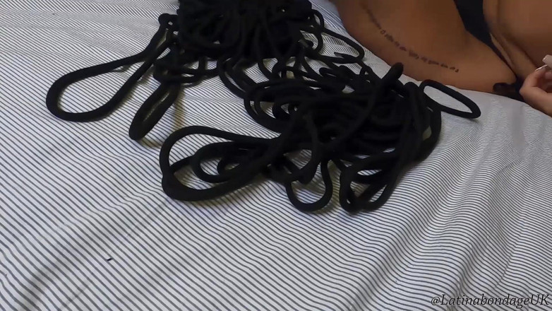 Latina Fetish: Latina yang suka diikat ketat dan disumbat ballgagged, menjadi seorang...