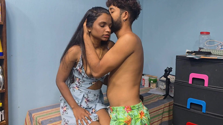 Shashi X: Adik tiri mengongkek abang tiri secara tidak sengaja semasa menonton...