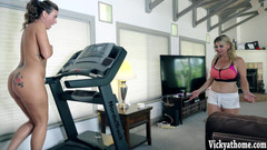 Julia Ann: Julia Ann och Vicky Vette workout lesbiska