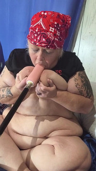 Ela é uma máquina de foder os peitos e ela é boquete média