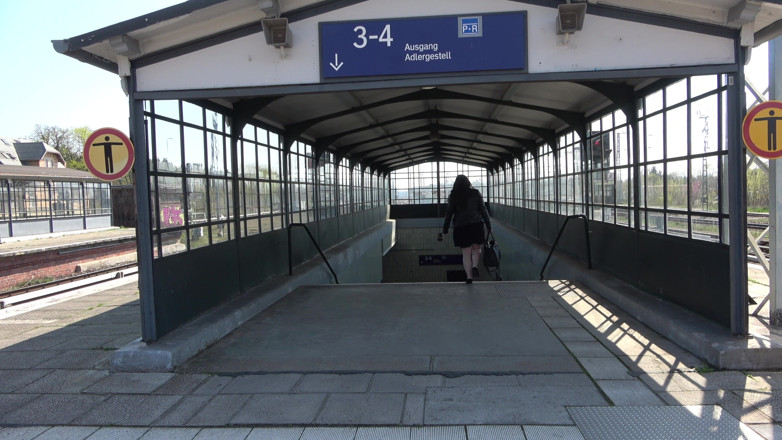German amateur - 100% German hardcore videos: Fat German Slut Loves Pissing in Public