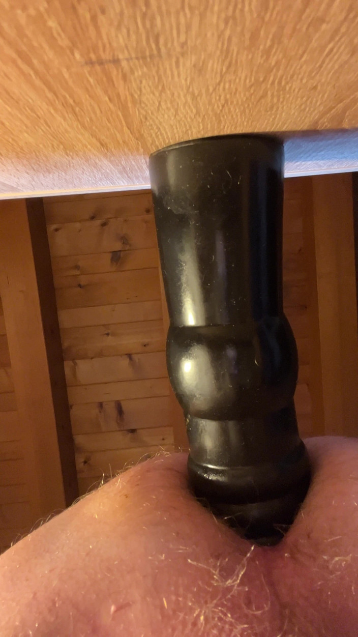 Almaviva: Vovô se fode com seu vibrador preto bdsm