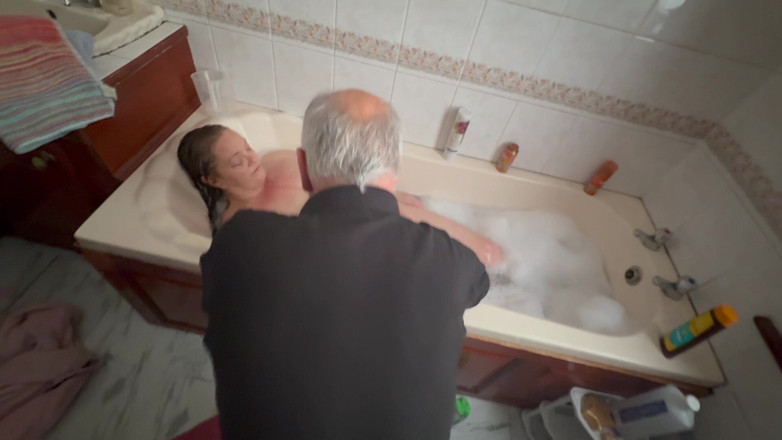 Aaexperiencesltd: भाग 1 जब सतना का बटलर नहाता है और डोमिना सताना की मालिश करता है