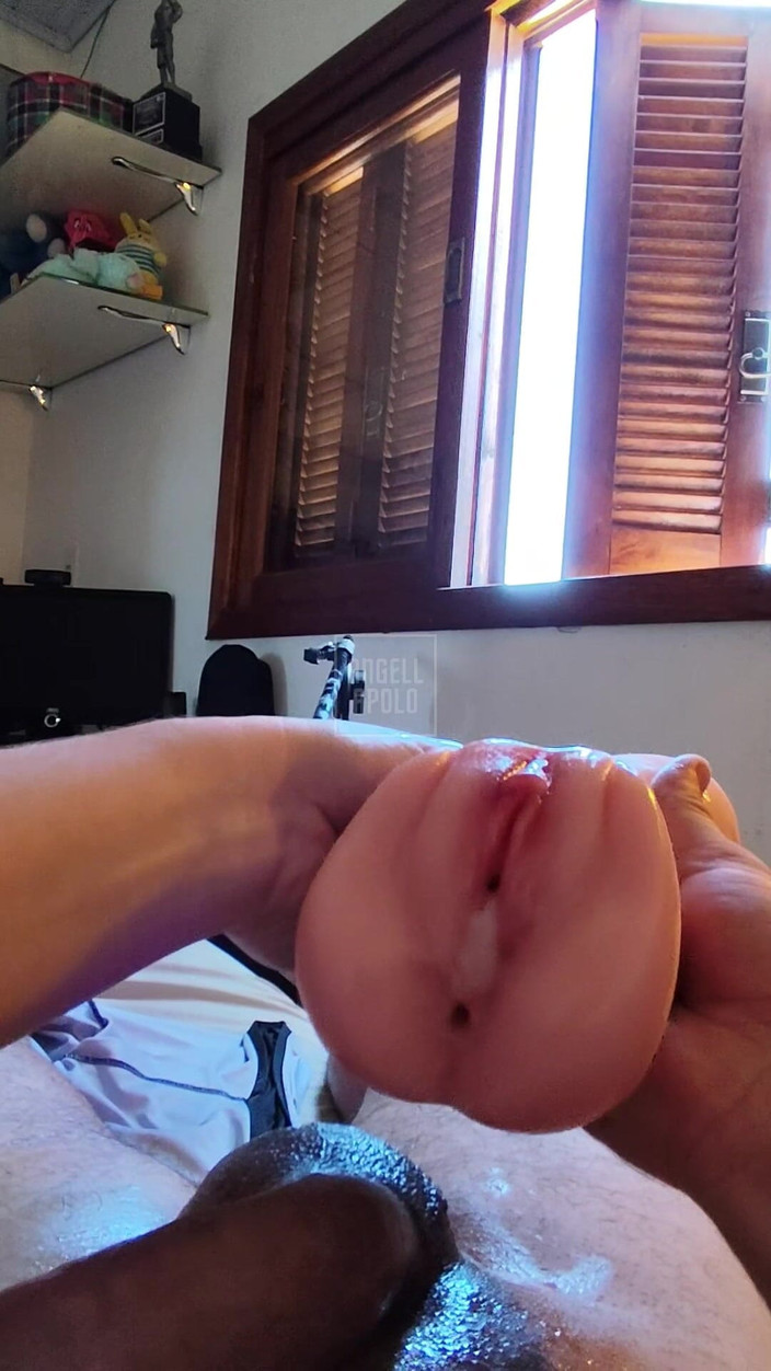 ApoloAngell: 对粉色阴道形状自慰器的反应