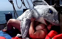 Dikke strandpatrouille vol4 - Sharkman neukt bbw walvispoesje op zee
