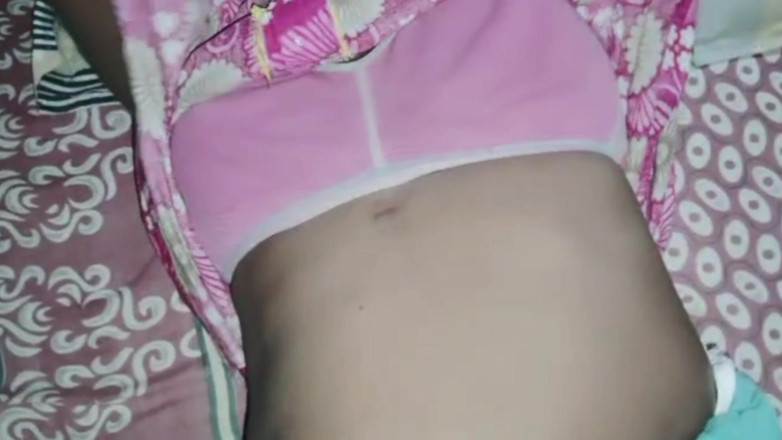 Aassam: 인도 미시 여자 핑거링과 자위