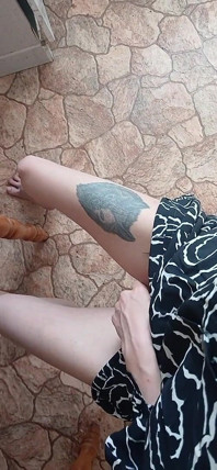 O fată într-o rochie de vară se masturbează