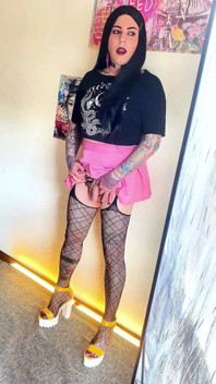 Roztomilá goth trans holka masturbuje a stříká v zrcadle
