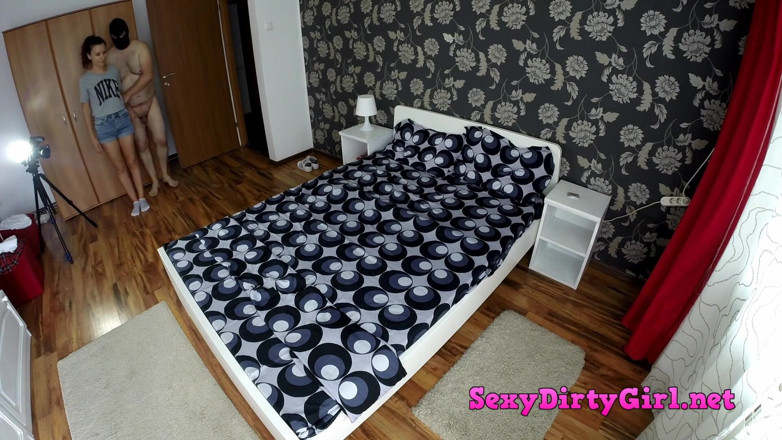 Sexy Dirty Girl: Довге відео сексуальної брюнетки в косплеї, трах і смоктання з товстим старим чуваком - багато сцен