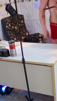 Vrouwelijke baas geeft werknemer opdracht zijn kleren uit te trekken en zuigt aan zijn kont