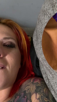 Si rambut merah bertatu melancap solo Scarlett Love mengongkek pepek berbulunya dengan alat penggetar ungu untuk orgasme 4K