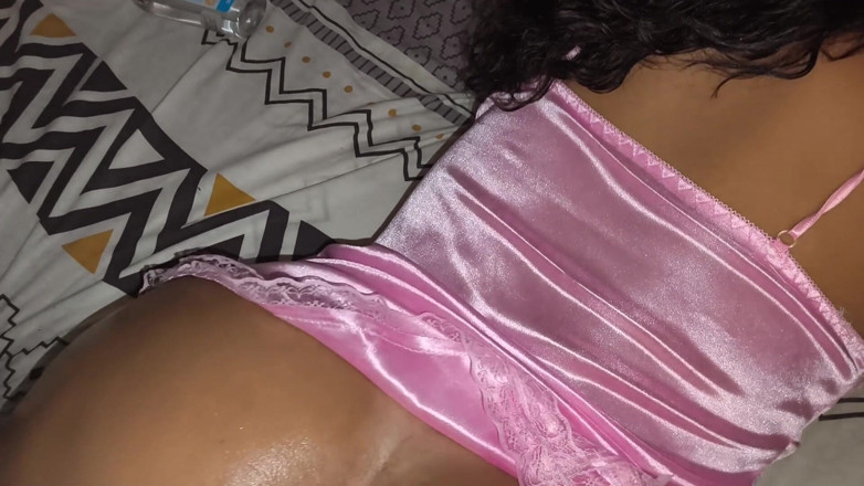SENSESEX: Madrastra Me Pide Que Le Masajee El Coño Mientras Chatea...