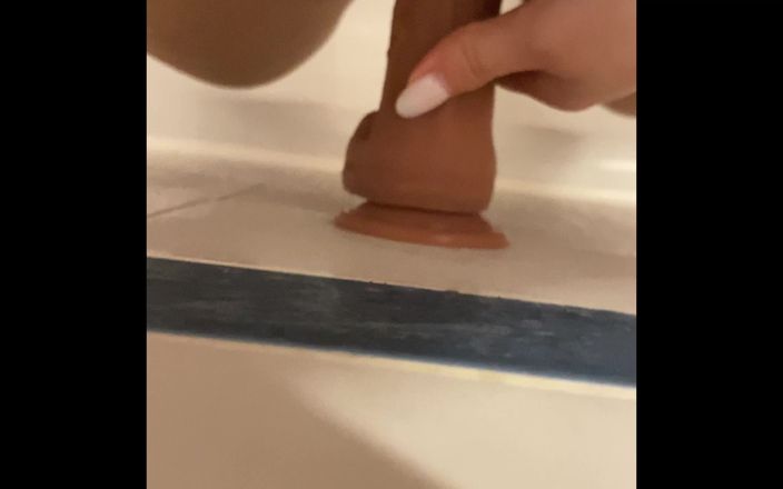 Nelyan Rose: Călărindu-mi vibratorul în cadă ca o fată perversă