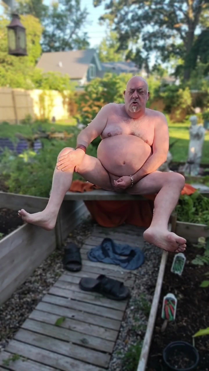 beardaddychub: เพลิดเพลินกับสนามหลังบ้านของกู - แก้ผ้า!