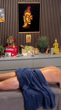 Ragazzo etero sexy riceve una masturbazione dal massaggiatore