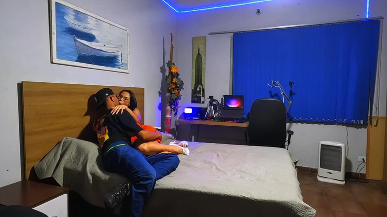 NatzinhaMorena: 在厨房里，她靠在冰箱上，向我要更多