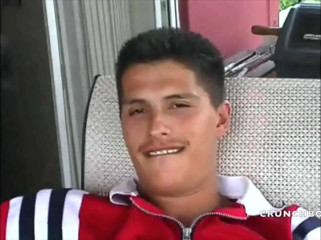 Latino Fucker: Emilio eğlenmek için yarağına mastürbasyon yapıyor