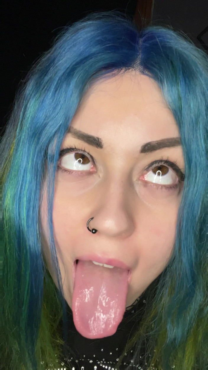 Miss Valentina: Puteri Goth Ahegao bertetek besar