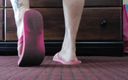 TLC 1992: Sandal jepit merah muda yang usang