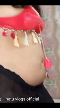 インドのエロティックなホットな妻はほとんどナックダンス