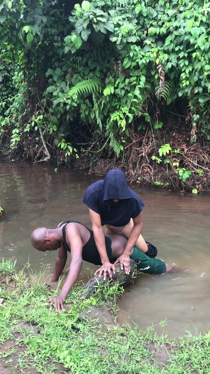 Sexylary: Bir bataklık nehrinin içinde çalılarla seks yaparken yakalanan Nijeryalı oğlanlar