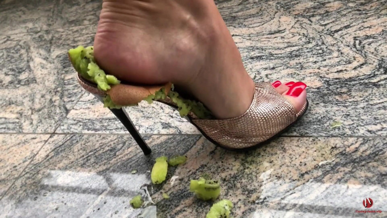Goddess Lena: Menghancurkan kiwi