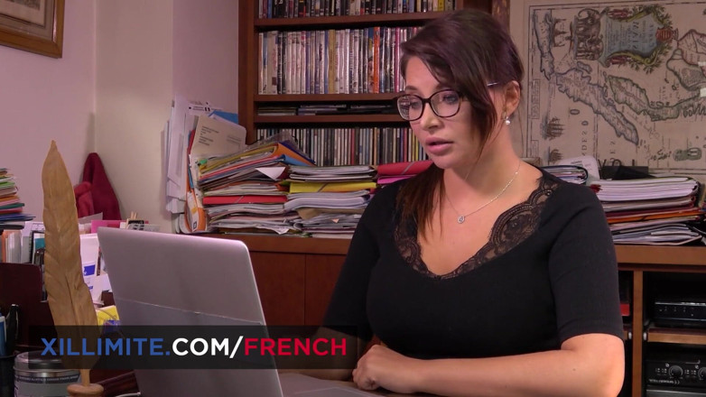 French girls at work: 1つの幸運な男のための2つのセクシーなフランスのブルネット