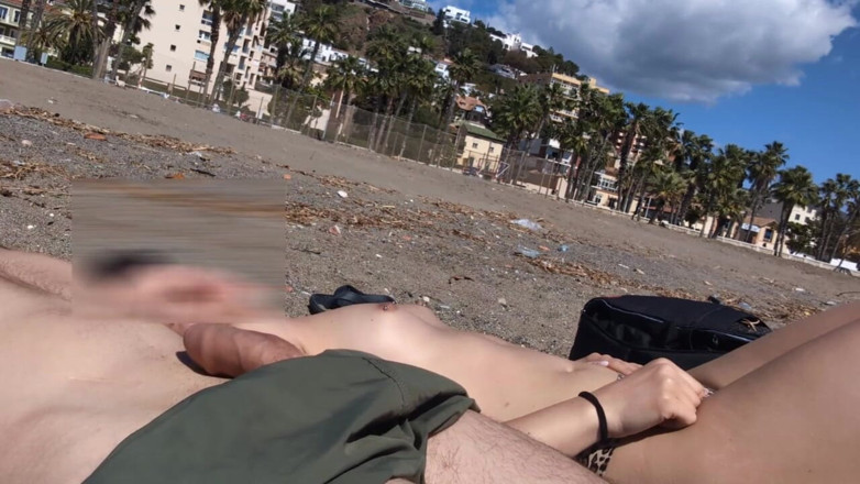 SweetJaneOfficial: Dick miga obok dziewczyny topless, którą wygląda