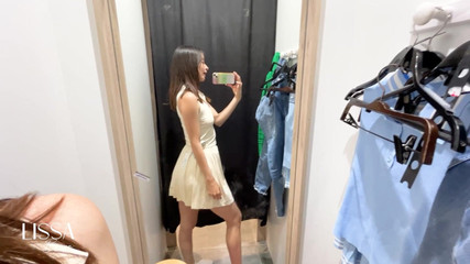 Lissa Brown: Aku lagi asik masturbasi di ruang ganti tempat umum