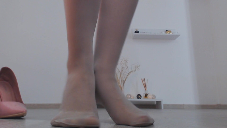 LegsOnHeels: Vrstvy na nohou, punčochy plus punčocháče, moje nohy a spousta škádlení.