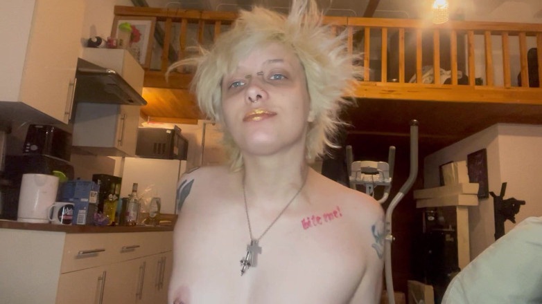 Glitterqueen1999: Gotická holka rtěnka fetiš kouří cigaretu